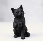 Gatto Nero con Tazzina — Statuetta da Collezione in Resina Nera Opaca - Taraflo