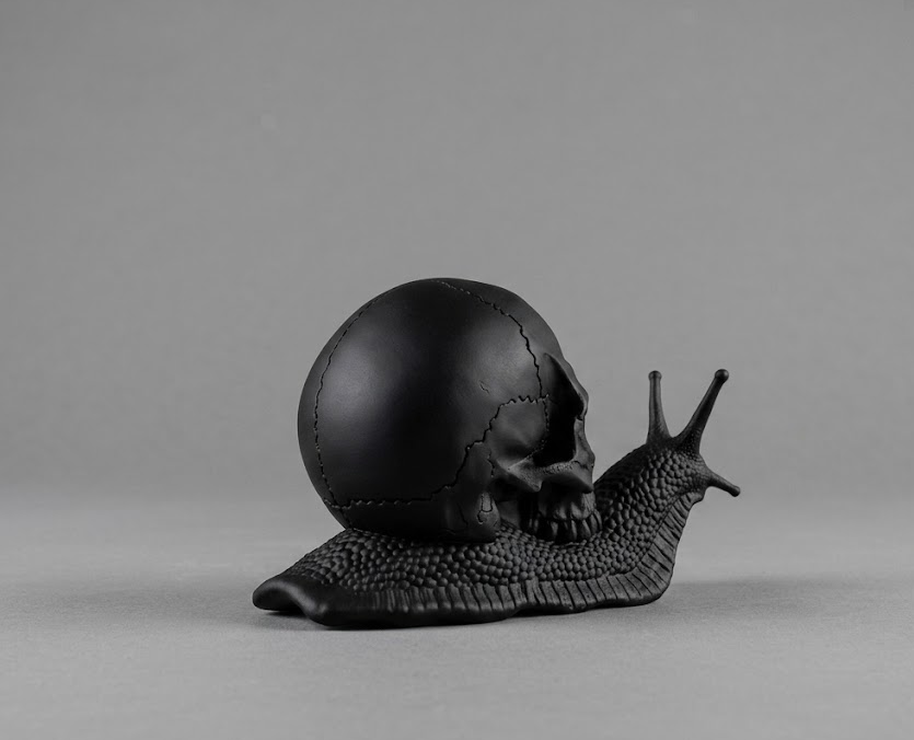Memento Mori – Scultura Teschio su Lumaca in Resina Nera Opaca | Decorazione Gothic di Design | Arredo Dark Moderno
