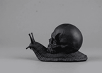 Memento Mori — Scultura Teschio su Lumaca in Resina Nera Opaca - Taraflo