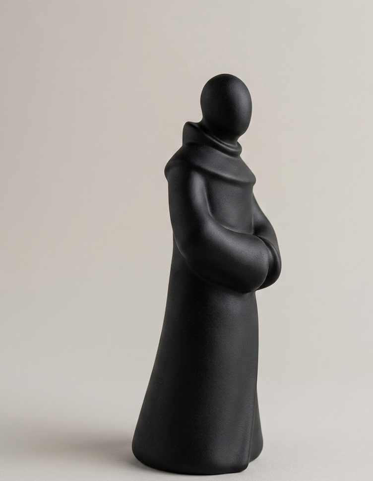 Statua Monaco Zen in Resina Opaca – Scultura Decorativa Minimalista per Casa, Ufficio, Studio Yoga e Spa – Simbolo di Pace, Armonia e – dettaglio ravvicinato | Taraflo