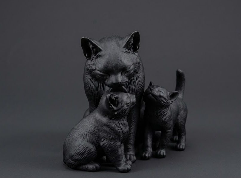 Statuetta Gatto Mamma con Due Gattini in Resina Opaca Bianca –– Simbolo di Amore Incondizionato, Famiglia, Affetto e Protezione – Soprammobile Elegante per Casa, Soggiorno, Camera da Letto, Libreria, Mensola e Ufficio – Idea Regalo per Amanti dei Gatti
