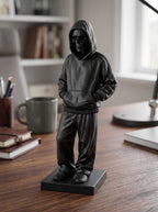 Statua Scheletro Streetwear in Resina Nera – Scultura Ragazzo Chill con Felpa e Cappuccio | Arredo Moderno Urban, Gothic & Desktop