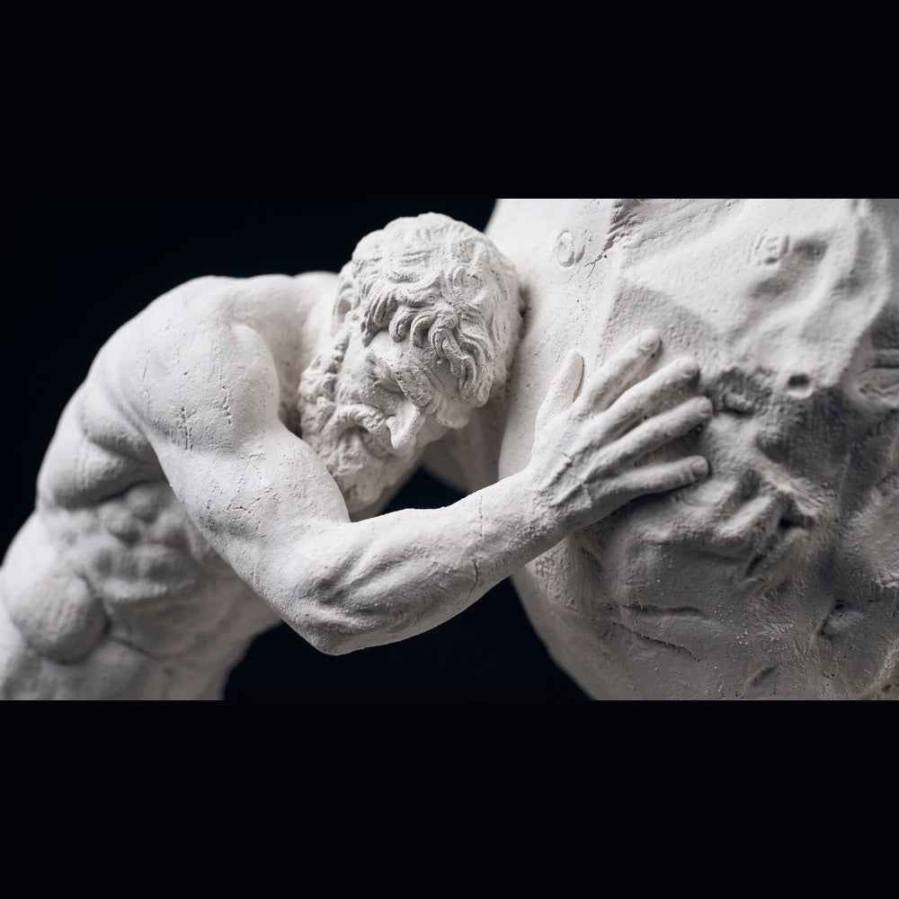 Scultura Minimalista di Sisifo con Roccia - Effetto Gesso Bianco