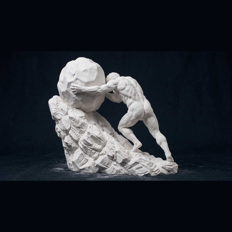 Minimalistische Skulptur des Sisyphos mit Felsbrocken – Weißer Gips-Effekt