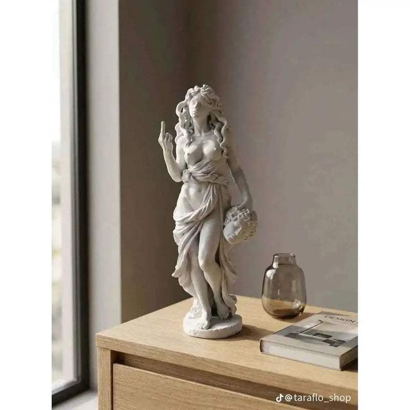Scultura da Collezione Giuditta e Oloferne: Eleganza e Forza per Trasformare il Tuo Spazio - Taraflo