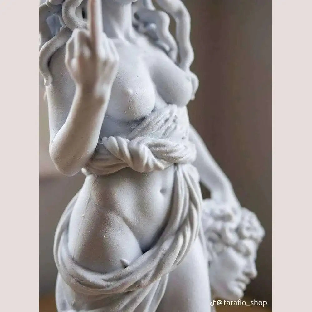 Scultura da Collezione Giuditta e Oloferne: Eleganza e Forza per Trasformare il Tuo Spazio - Taraflo