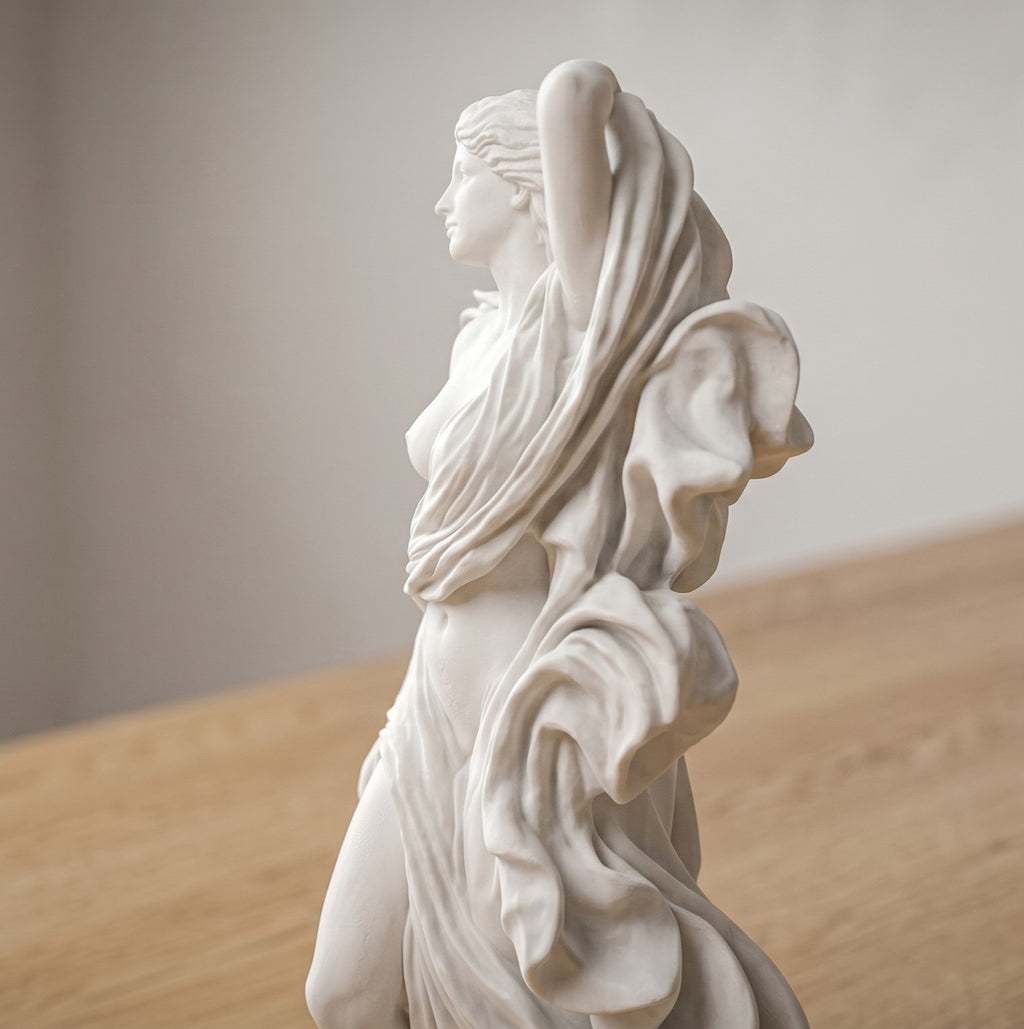 Scultura "Venere nel Vento" – Statua Classica con Drappeggio Fluido in Resina Effetto Gesso