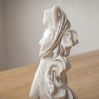 Scultura "Venere nel Vento" – Statua Classica con Drappeggio Fluido in Resina Effetto Gesso