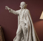 Statua Conte Dracula Vampiro in Resina Effetto Gesso – Scultura Gotica Horror con Mantello e Pipistrello | Arredo Dark Academia