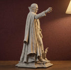 Statua Conte Dracula Vampiro in Resina Effetto Gesso – Scultura Gotica Horror con Mantello e Pipistrello | Arredo Dark Academia