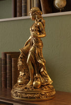 Estátua da Deusa da Fortuna a Despejar Moedas — Escultura em Resina com Efeito Dourado