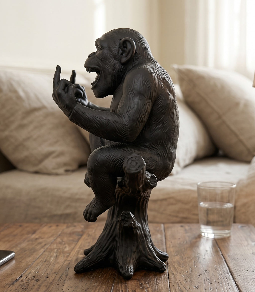Statuetta Scimmia Dito Medio Nera Opaca — Scultura Cimpanzé Ironica in Resina