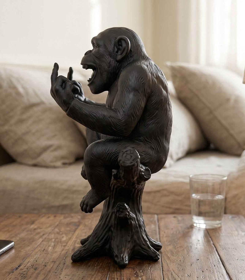 Statuetta Scimmia Dito Medio Nera Opaca — Scultura Cimpanzé Ironica in Resina