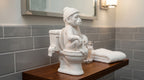 Statue de singe sur les toilettes en résine effet plâtre–Décoration de salle de bain amusante et originale