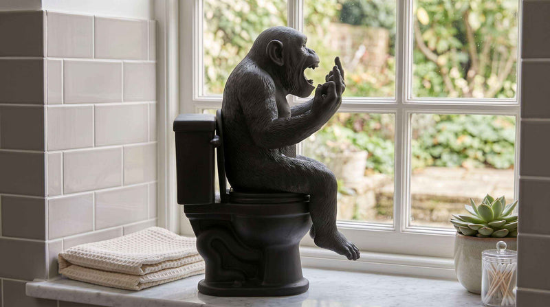 Statua di Scimmia dito medio sul WC in Resina Nera – Decorazione Bagno Ironica e Originale