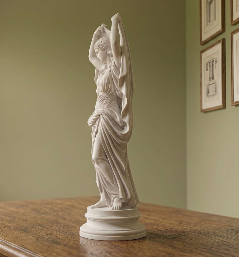 Vista laterale della statua Venere Velata con drappeggio elegante