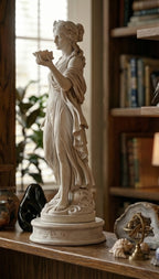 "Afrodite/Vénus" em resina com efeito de gesso branco - Escultura greco-romana clássica com concha e manto esvoaçante - Ornamento de arte clássica com base gravada para casa e estúdio