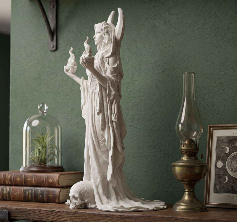"Ecate / Hecate" in Resina Effetto Gesso Bianco - Scultura Classica Dea della Luna e della Magia con Torce Fiammeggianti e Teschio - Soprammobile d'Arte, Wicca e Decorazione per Casa e Altare