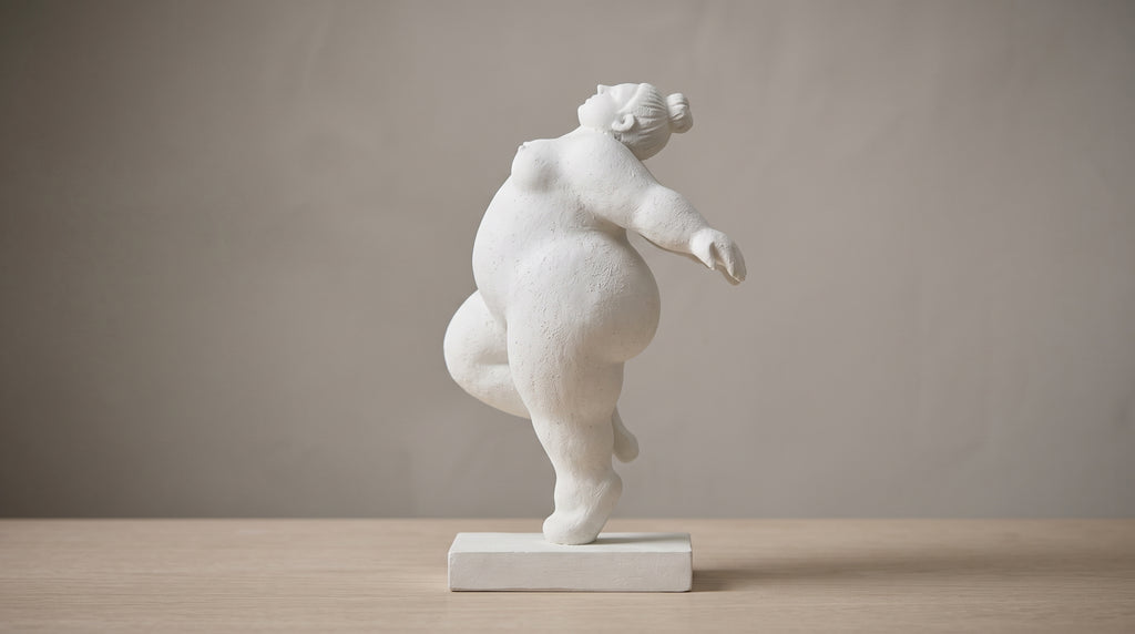 Vista laterale della scultura Madre Natura, dea madre e fertilità