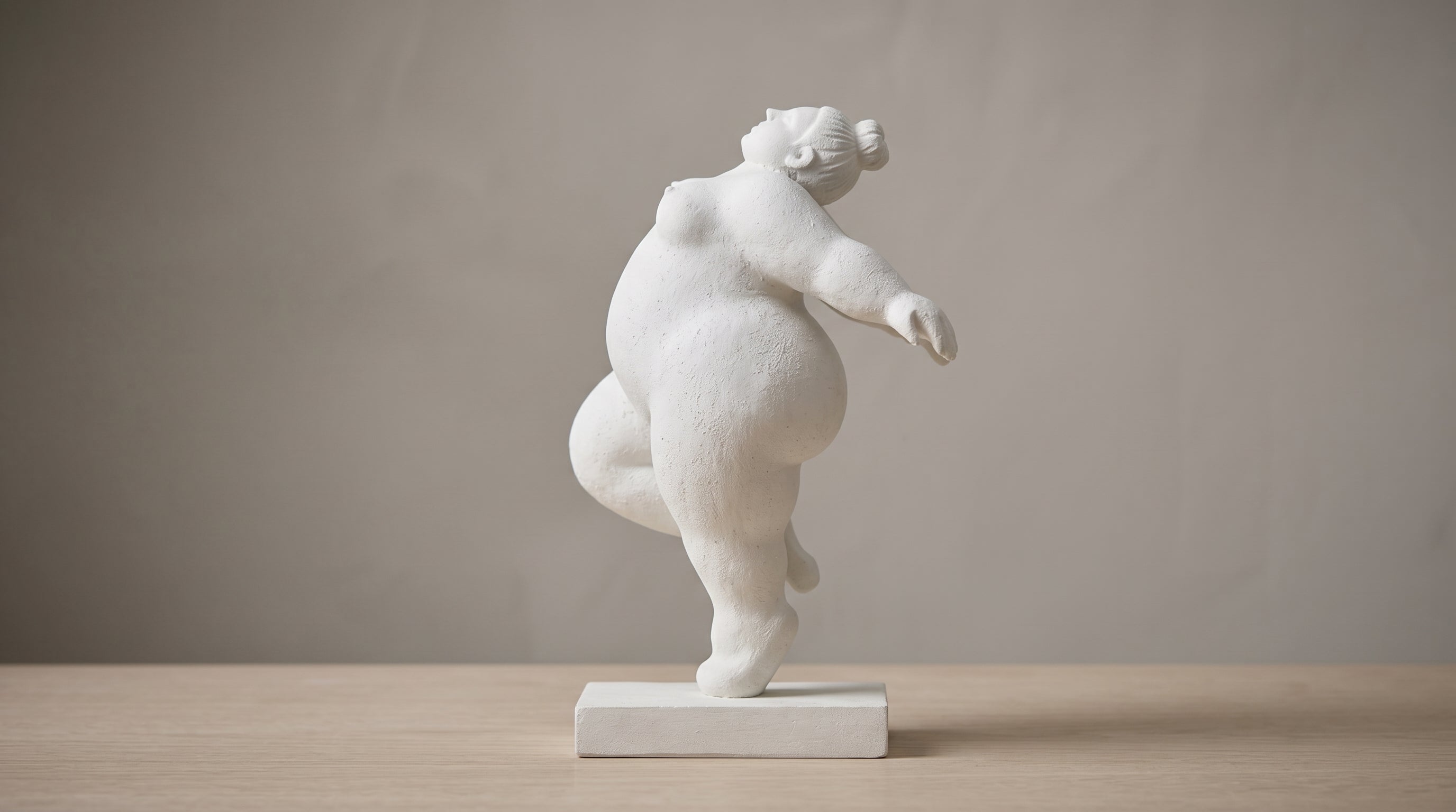 Vista laterale della scultura Madre Natura, dea madre e fertilità