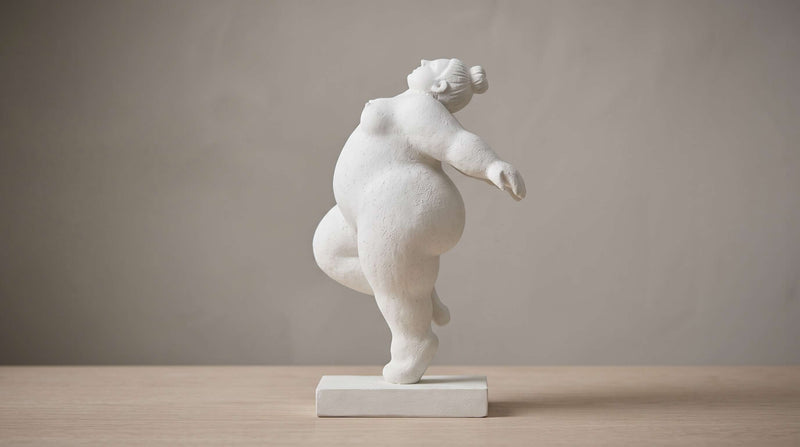Vista laterale della scultura Madre Natura, dea madre e fertilità