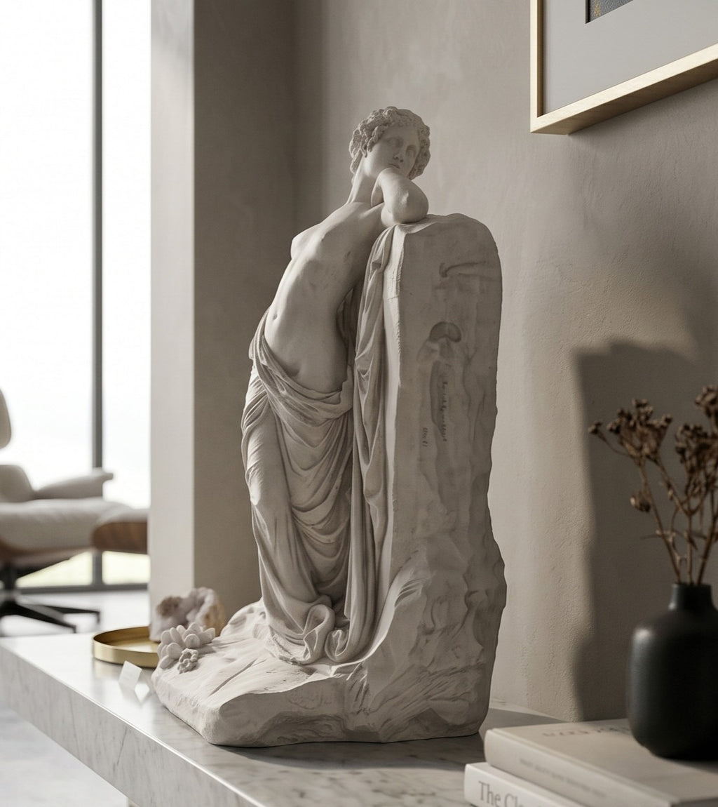 Vista laterale della statua Venere alla Roccia neoclassica
