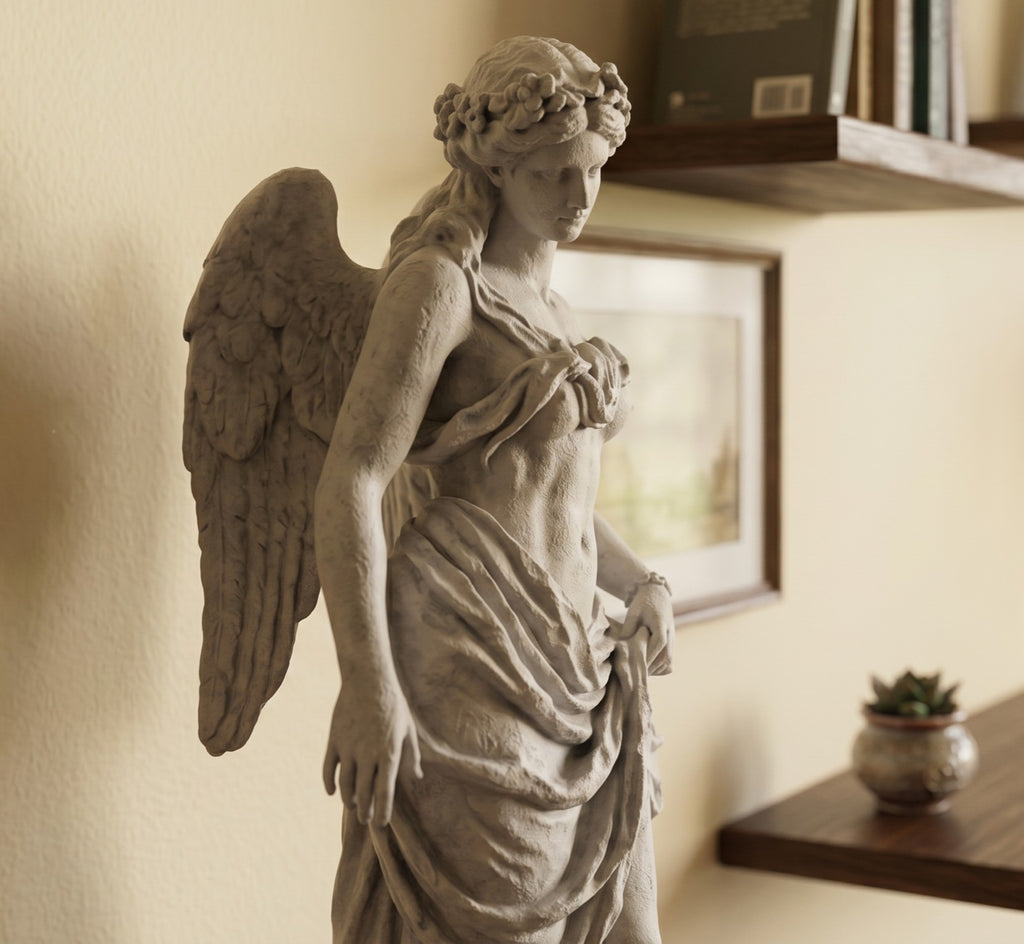 Vista laterale della statua Angelo Sensuale con drappeggio effetto vedo non vedo