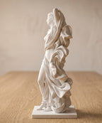 Scultura "Venere nel Vento" – Statua Classica con Drappeggio Fluido in Resina Effetto Gesso
