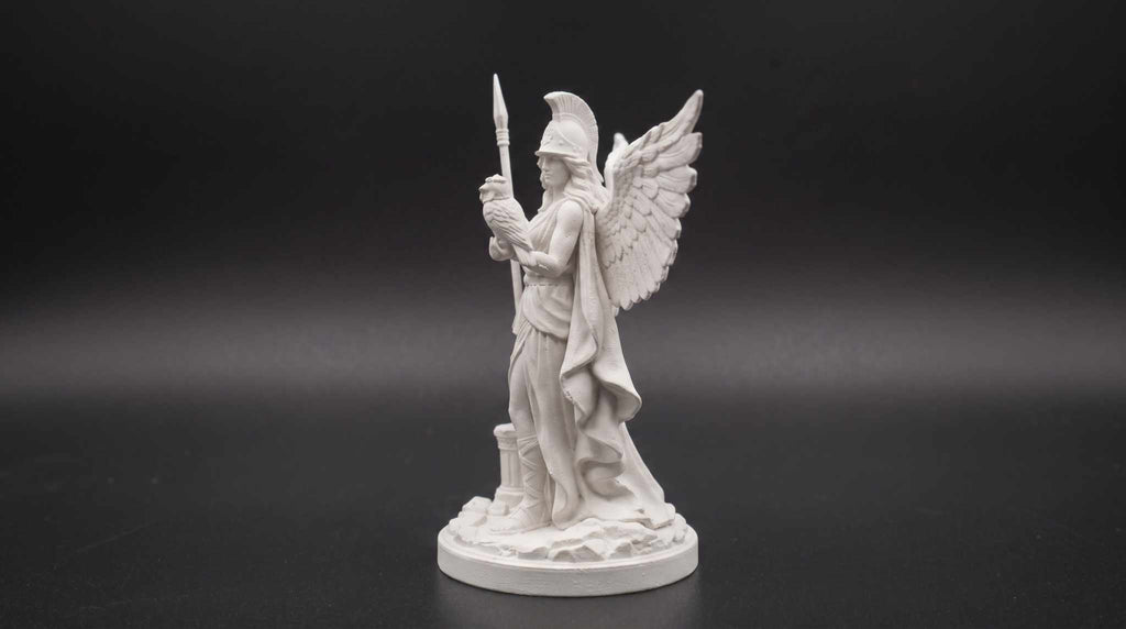 Statua Atena Alata con Civetta e Lancia – Scultura Dea della Sapienza in Resina Effetto Gesso Bianco – Arredo Classico e Mitologia Greca