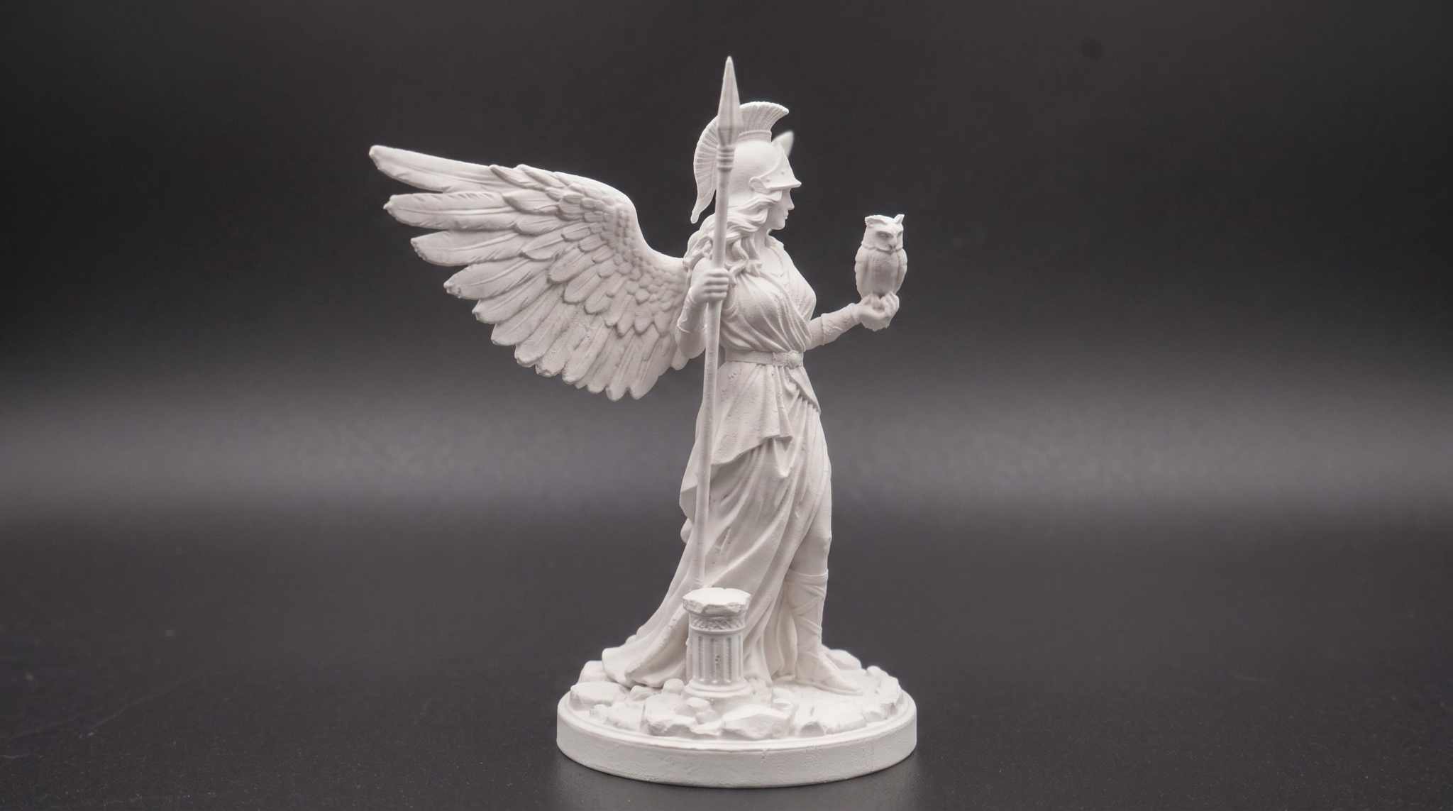 Statua Atena Alata con Civetta e Lancia – Scultura Dea della Sapienza in Resina Effetto Gesso Bianco – Arredo Classico e Mitologia Greca