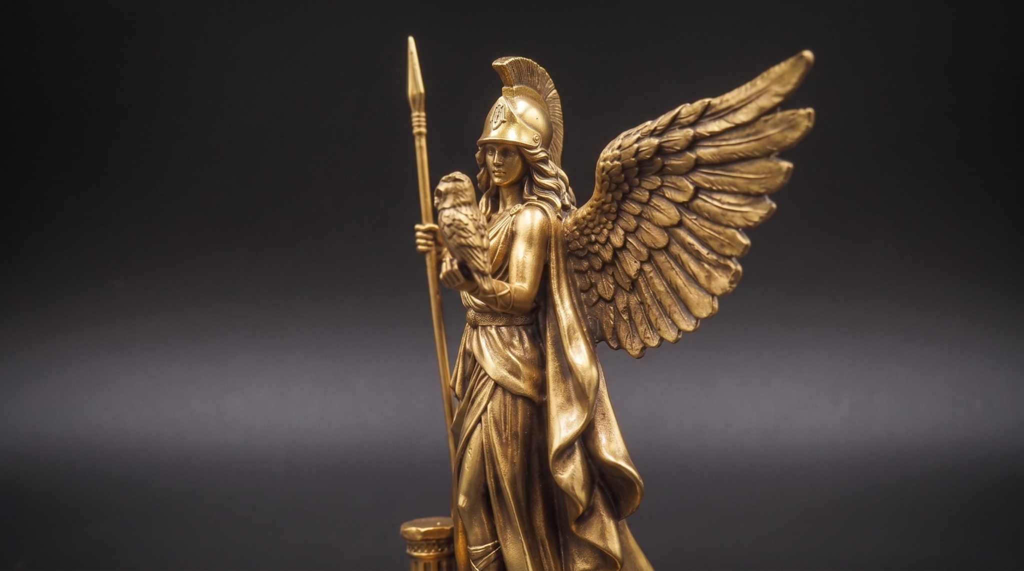 Statua Atena Alata Dorata – Scultura Dea della Saggezza con Civetta e Lancia