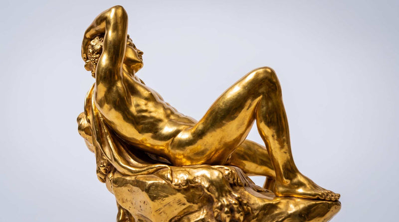 Statua dorata del Fauno Barberini in stile classico greco-romano per arredamento elegante