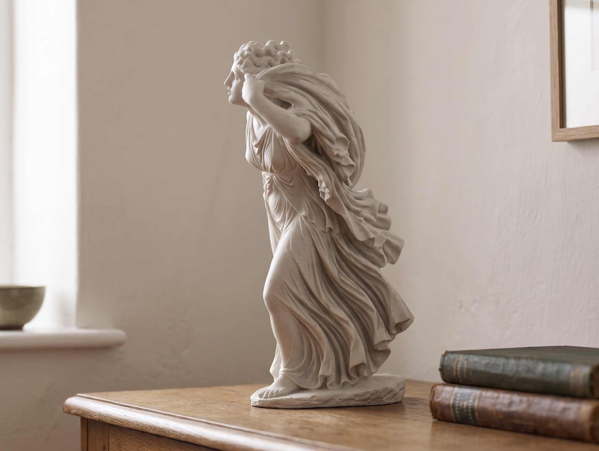 Statua Tempesta in Resina Bianca Opaca – Dea del Vento e del Maltempo | Scultura Design Moderna per Casa, Arredo Elegante, Decorazione Meteo