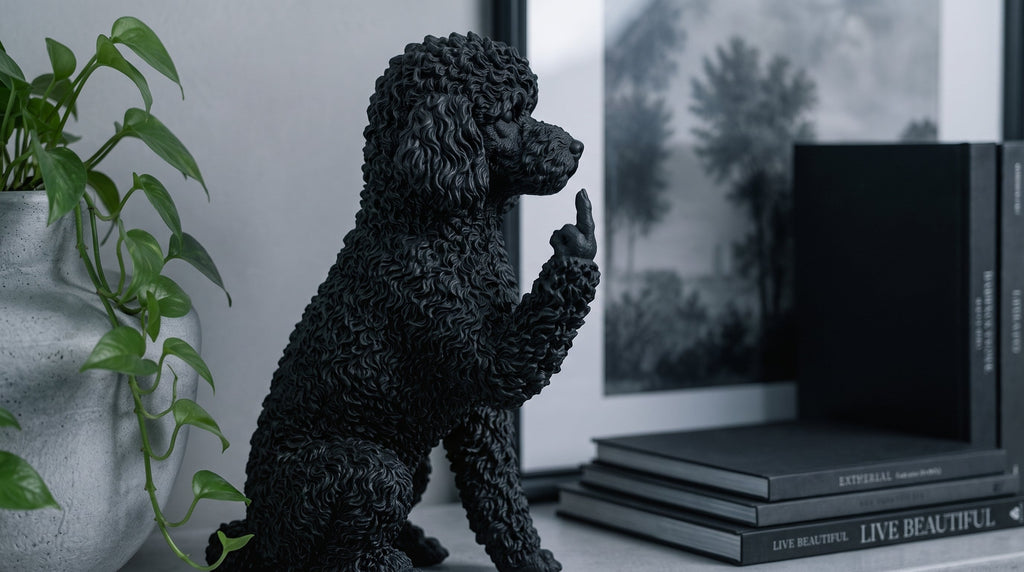 Statuetta Barboncino Toy in resina nera, elegante e vivace, design italiano fatto a mano