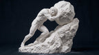 Scultura minimalista di Sisifo in gesso bianco che spinge un masso, simbolo di resilienza e fatica