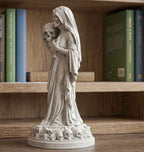 Statua Amore Eterno Memento Mori in Resina Effetto Gesso – Scultura Gotica Neoclassica "Eternal Love" con Teschi, Rose e Clessidra | Arredo Dark Academia