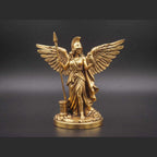 Goldene Statue der geflügelten Athene – Skulptur der Göttin der Weisheit mit Eule und Speer