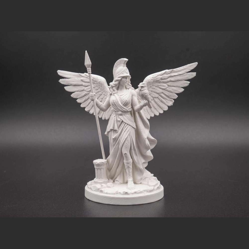 Statua Atena Alata in resina bianca con civetta e lancia, scultura classica di Dea della Sapienza.