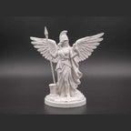 Statua Atena Alata in resina bianca con civetta e lancia, scultura classica di Dea della Sapienza.