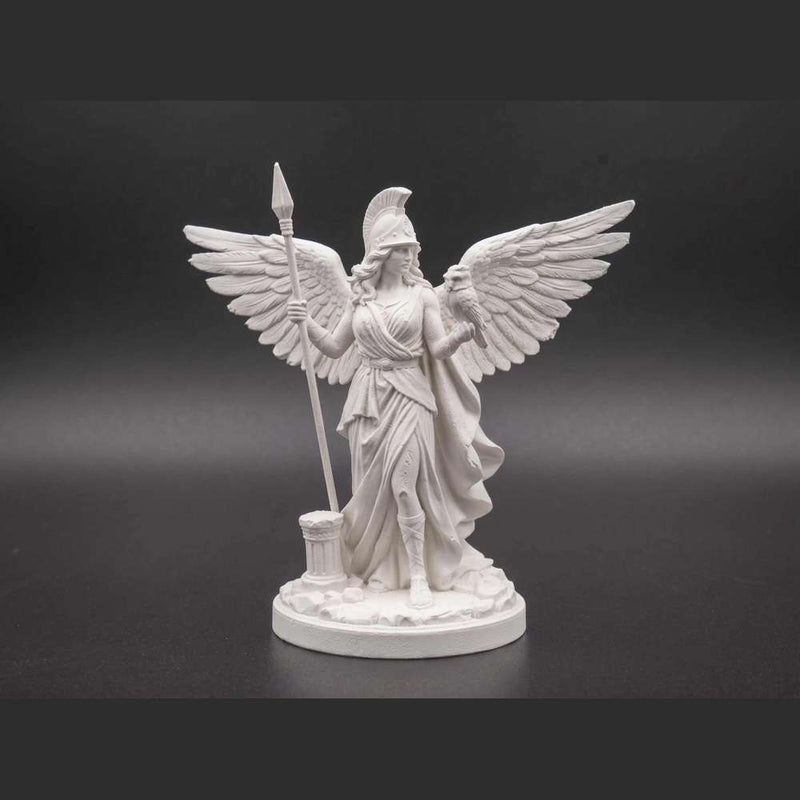 Statua Atena Alata in resina bianca con civetta e lancia, scultura classica di Dea della Sapienza.