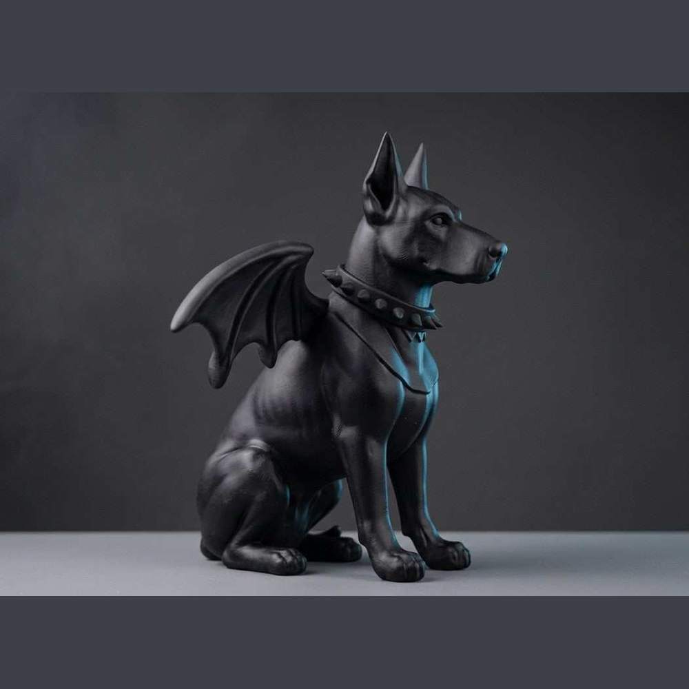 Statua cane gotico gargoyle in resina nera opaca con ali da pipistrello e collare borchiato