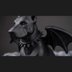 Statua cane gargoyle nera in resina, vista laterale collare borchiato
