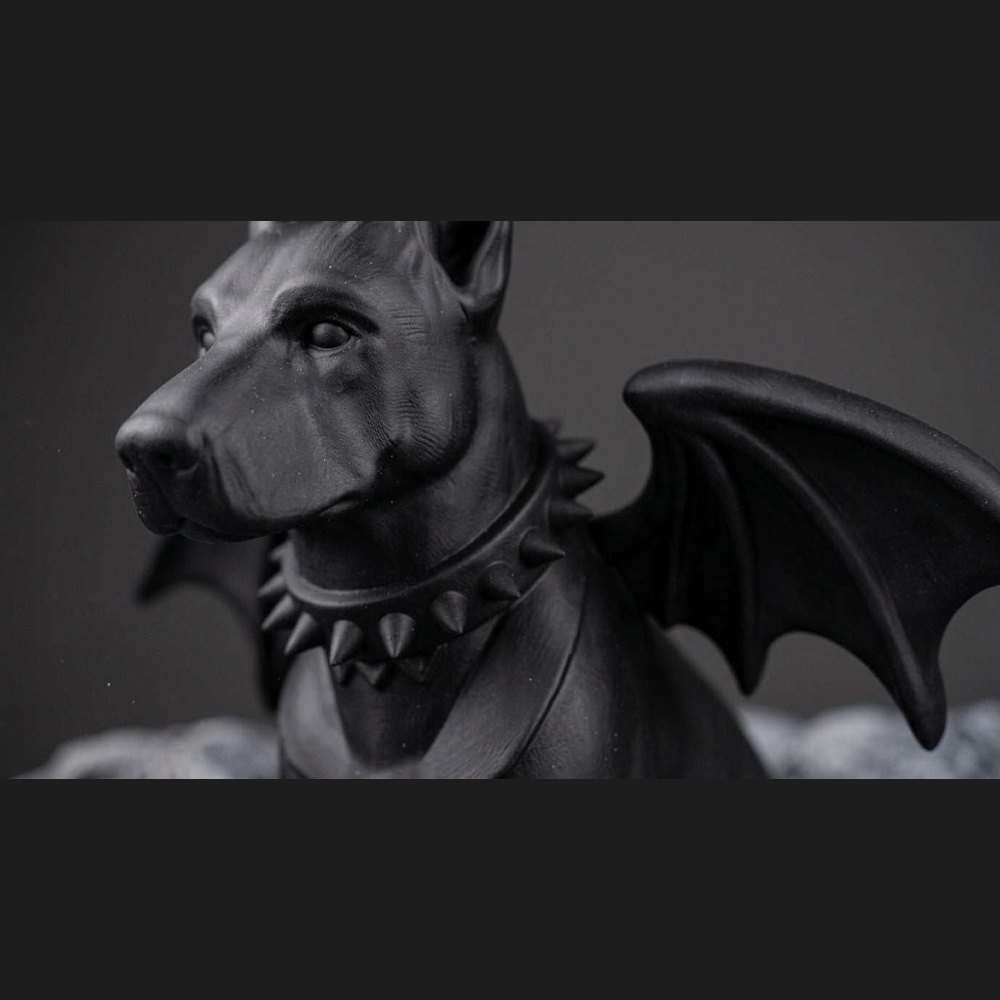Statua cane gargoyle nera in resina, vista laterale collare borchiato