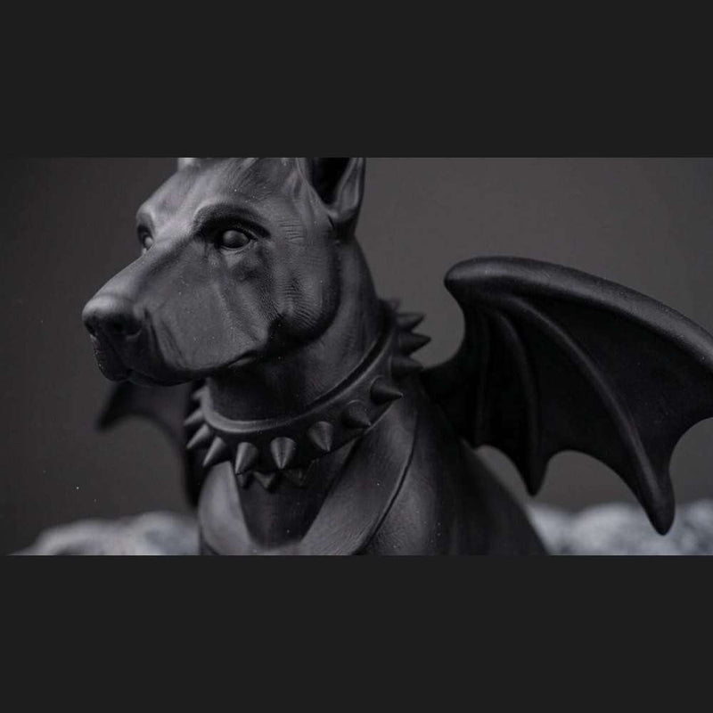 Statua cane gargoyle nera in resina, vista laterale collare borchiato