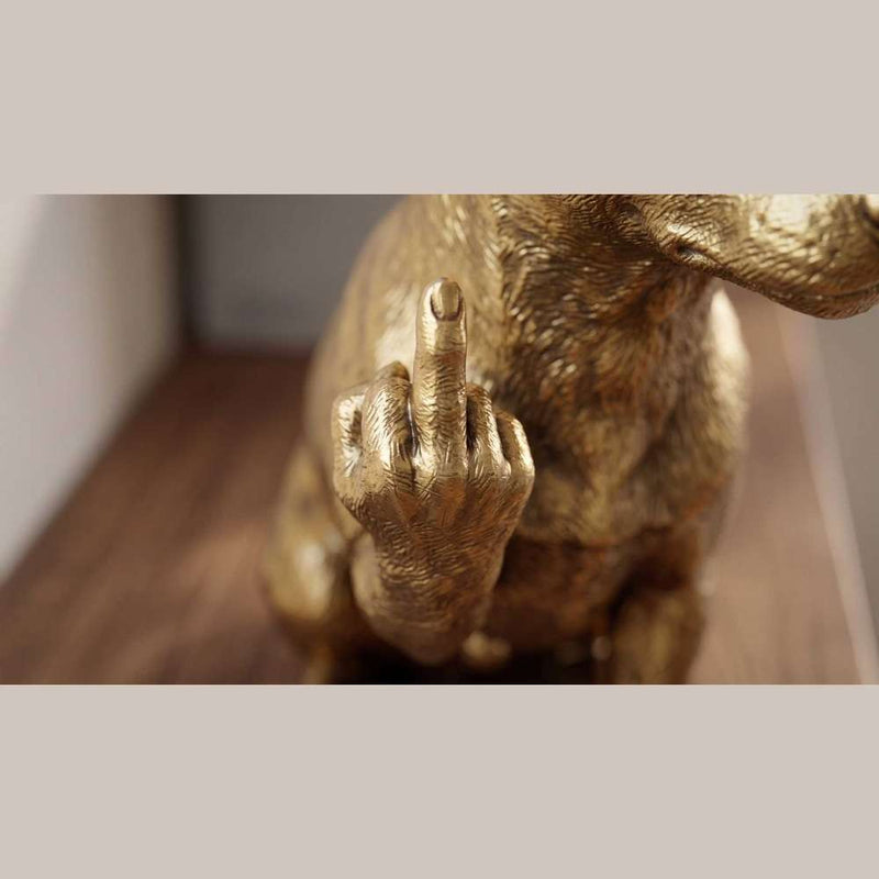 Statua cane con dito medio dorata, dettaglio muso