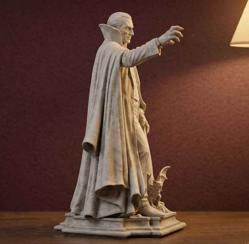 Statua Conte Dracula Vampiro in Resina Effetto Gesso – Scultura Gotica Horror con Mantello e Pipistrello | Arredo Dark Academia