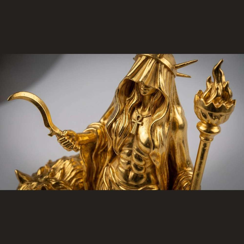 Goldene Hekate-Statue mit Wölfen – Skulptur der Göttin der Magie und des Mondes für Altar und Dekoration