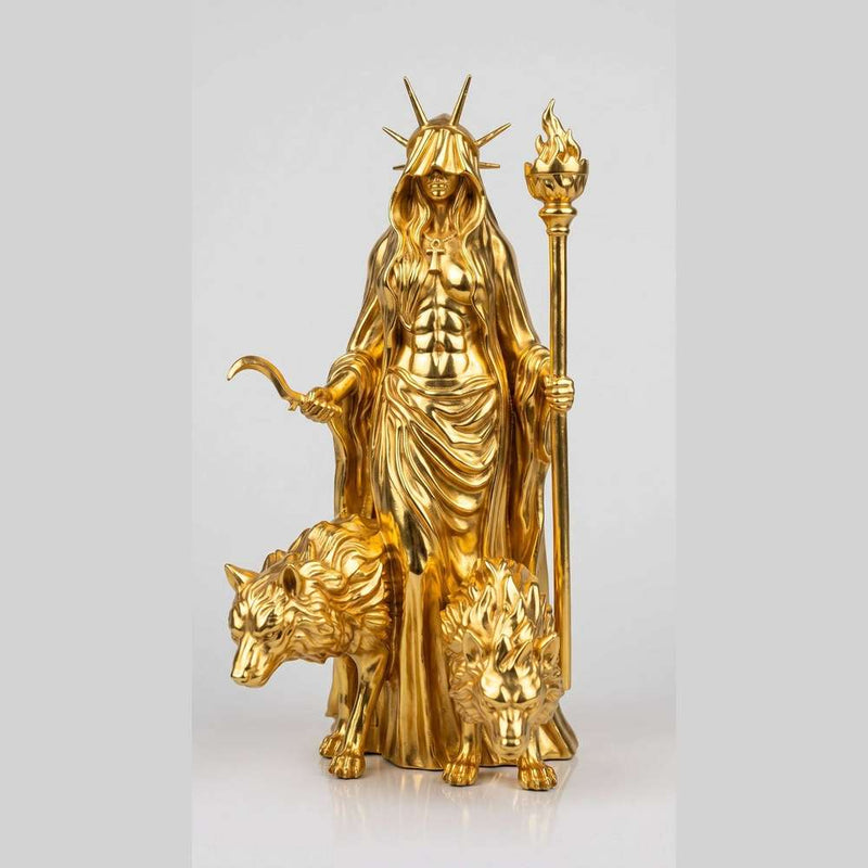 Statua dorata di Ecate con torcia, falcetto e lupi per arredo esoterico e altare Wicca