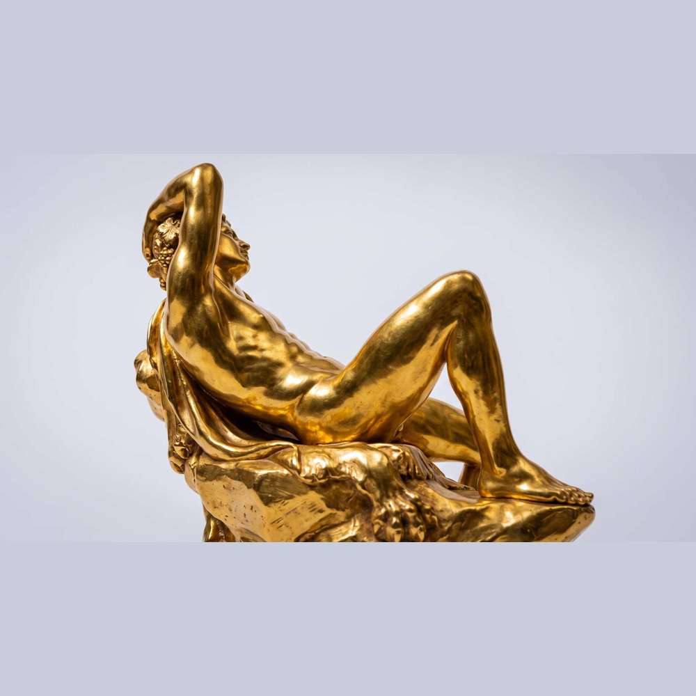 Statua dorata del Fauno Barberini in stile classico greco-romano per arredamento elegante