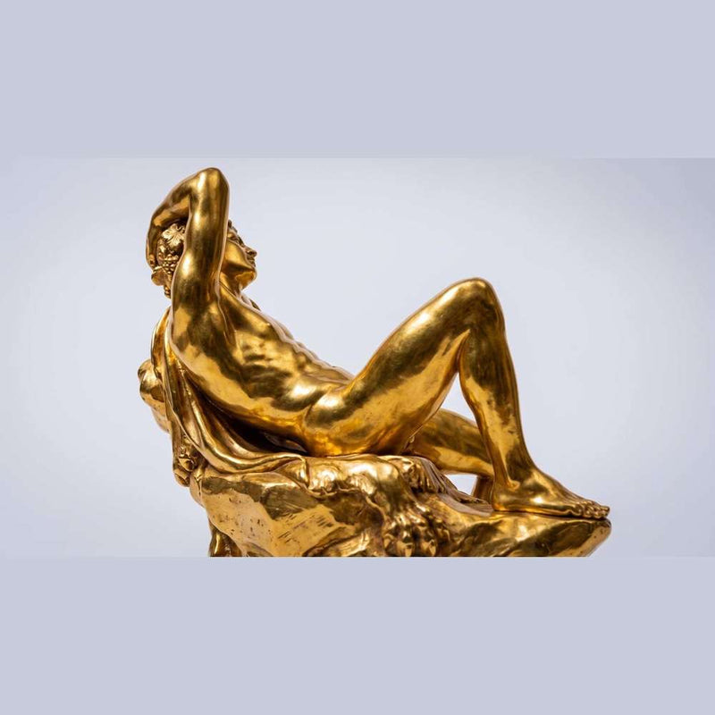 Statua dorata del Fauno Barberini in stile classico greco-romano per arredamento elegante